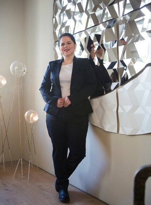 היידי מוזס לובשת חליפה כחולה- מארק קיין חולצה- מארק קיין | צילום: ינאי יחיאל, סטיילינג: הילה ג'רבי. צולם בגלריה גל גאון