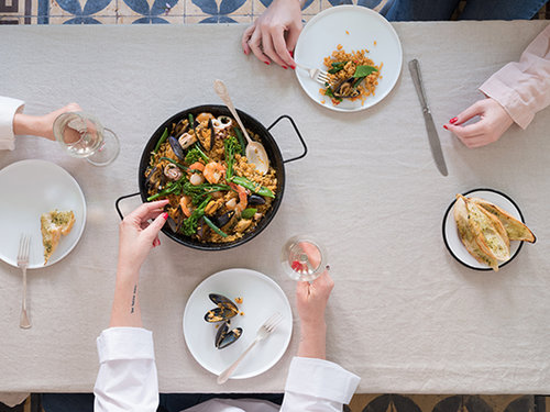 מתכון לפאייה פירות ים | צילום: אנטולי מיכאלו, הפקה גלי וולוצקי, סטיילינג: דינה אוסטרובסקי וירדן יעקובי