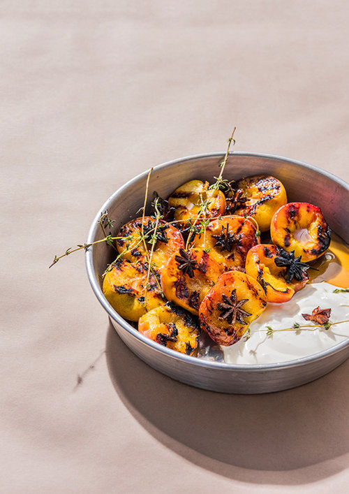 אפרסקים במרינדת ויסקי ודבש | צילום: אנטולי מיכאלו, סטיילינג: דינה אוסטרובסקי וירדן יעקובי