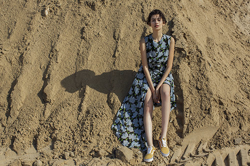 שמלה: אוף ווייט בפקטורי 54, 5,490 ש"ח, נעליים: ואנס 319 ש"ח | צילום מיכאל טופיול