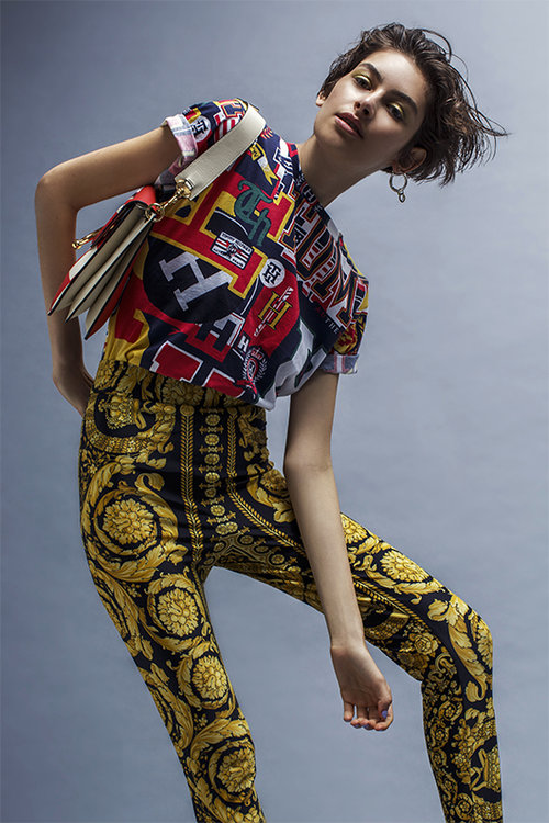 טי שירט: טומי הילפיגר 749 ש"ח, טייץ: ורסאצ'ה בפקטורי 54, 3150 ש"ח, תיק ג'.וו בפקטורי 54, 7,100 ש"ח | צילום: מיכאל טופיול