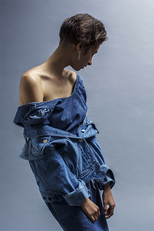 שמלה: דיזל 980 ש"ח, ז'קט ג'ינס: לי 499 ש"ח, עגילים: אפרת קסוטו 280 ש"ח | צילום: מיכאל טופיול