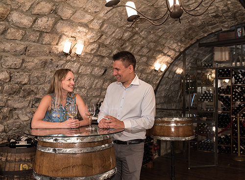 מרתף היינות במלון הסקוטי | צילום: סיון אסקיו