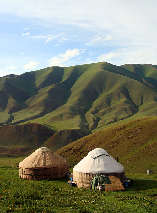 אוהלי יורטה מסורתיים על רקע הרי טיין שן | צילום: shutterstock