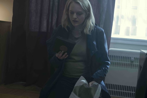 מוכנה לברוח ולהשאיר את המטען מאחוריה: ג'ון אוסבורן בפרק 3 של &quot;סיפורה של שפחה&quot; | צילום: באדיבות HOT