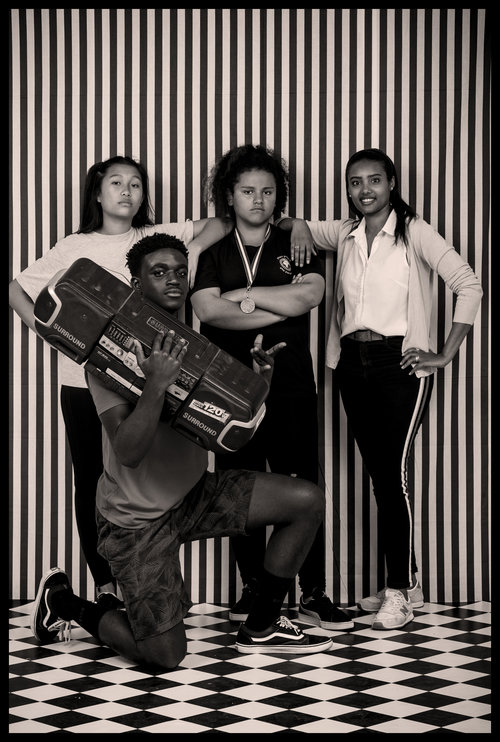 המורה וורקה נגוסה עם התלמידים נתן, כריסטיאן וולריה | צילום: מירי דוידוביץ