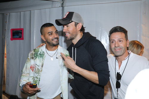 "אז מה אתה אומר, יש מצב לדואט אני ואתה?" איתי לוי ואנריקה איגלסיאס בהופעה | צילום: רפי דלויה