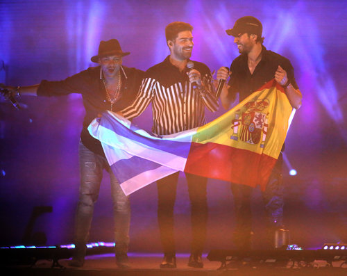 הפדרציה העולמית ללוהטים: רותם כהן ואנריקה איגלסיאס מניפים יחד את הדגל | צילום: סיון פרג'