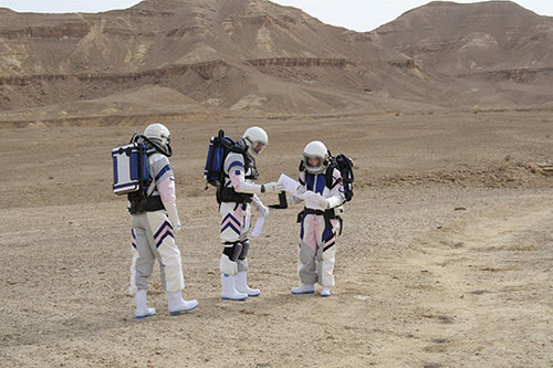 רעות סורק-אברמוביץ' בהדמיית מאדים, בחליפות של אלון ליבנה | צילום: D-MARS