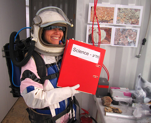 רעות סורק-אברמוביץ' בהדמיית מאדים, בחליפה של אלון ליבנה | צילום: D-MARS