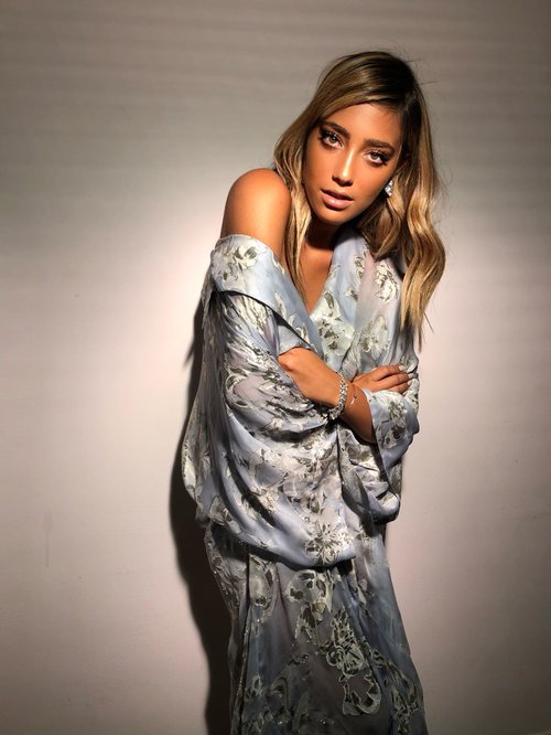 מה נשמע? נטע ברזני לובשת קימונו של גליה להב ב"האח הגדול" | סטיילינג: שני צוברי, איפור, שיער וצילום: גלי אלגבי