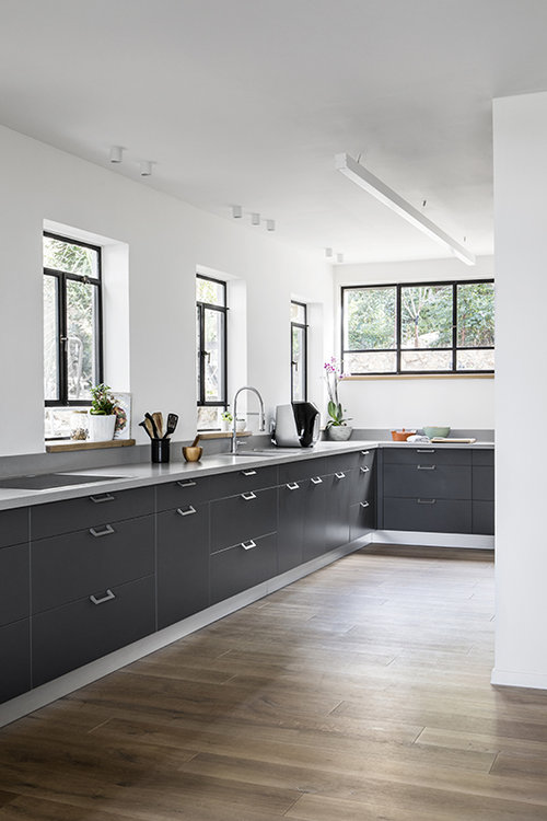 הפרדה טבעית בין המטבח לחלל המשפחה | אדריכלות: ORKO Studio – אור כוכב, מעצבת פנים: נטלי לבון, צילום: איתי בנית