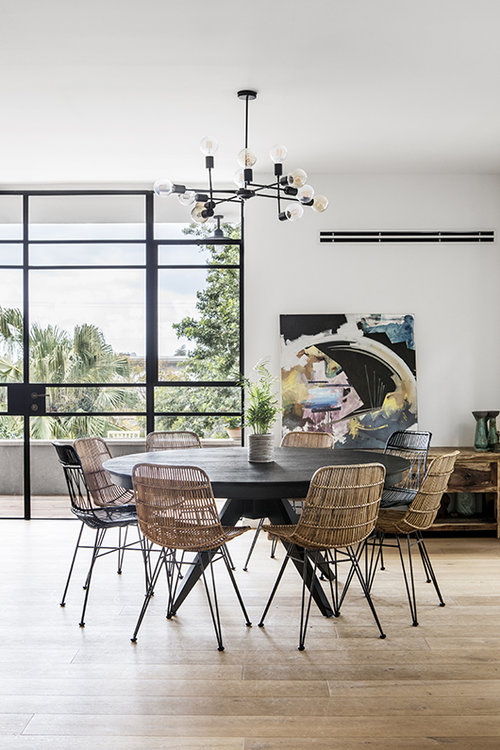 שילוב של כיסאות שחורים שמייצרים עניין | אדריכלות: ORKO Studio – אור כוכב, מעצבת פנים: נטלי לבון, צילום: איתי בנית