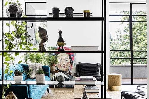 אביזרים בוהקים כדי לשבור את המונוכרמטיות | אדריכלות: ORKO Studio – אור כוכב, מעצבת פנים: נטלי לבון, צילום: איתי בנית