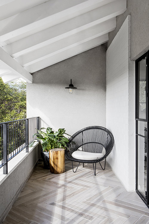 קונטרסט בין שחור לבן ואלמנטים מהטבע משתלבים נהדר עם הנוף הירוק | אדריכלות: ORKO Studio – אור כוכב, מעצבת פנים: נטלי לבון, צילום: איתי בנית