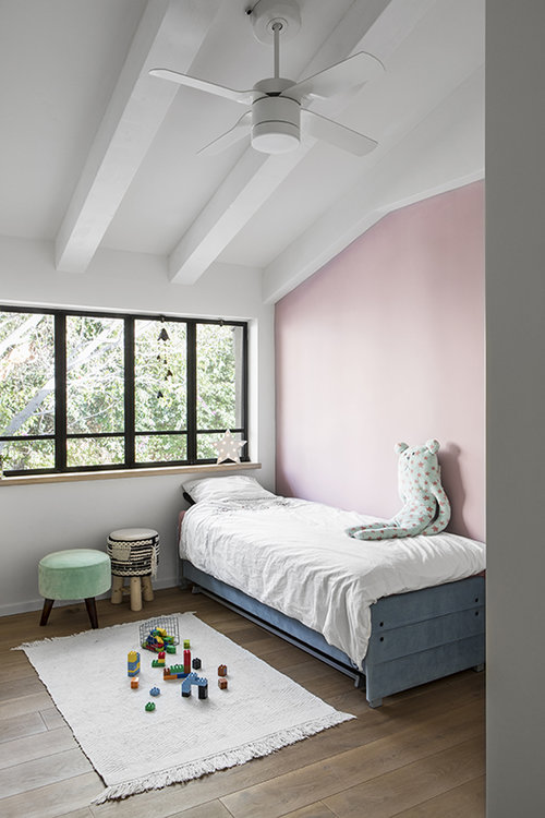 קיר ורוד שמכניס חיות לחדר הילדים | אדריכלות: ORKO Studio – אור כוכב, מעצבת פנים: נטלי לבון, צילום: איתי בנית