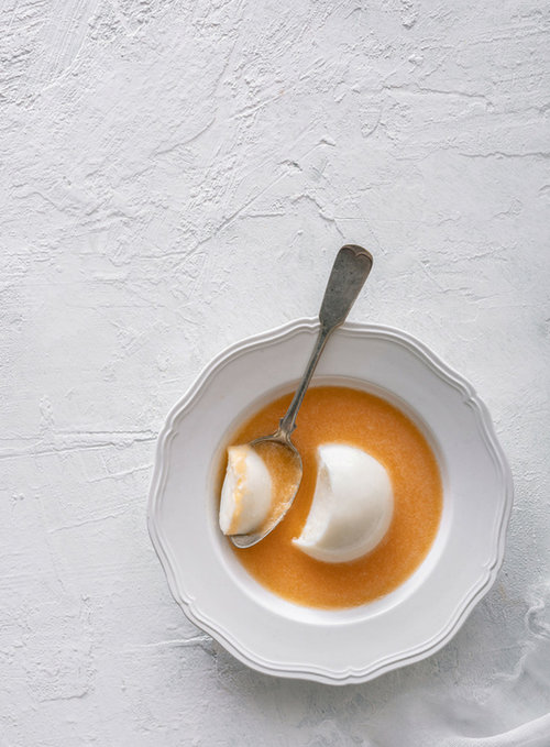 מלבי יוגורט במרק מלון | צילום: אנטולי מיכאלו, סטיילינג: אינה גוטמן