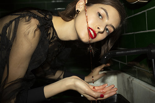 חולצה HILI ARI | עגילים HAIA. צילום: זוהר שטרית