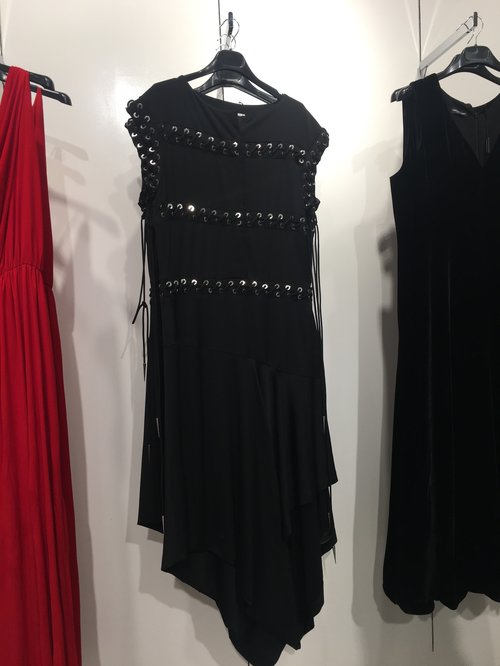 שמלה של JW ANDERSON | צילום: אביב וינברגר