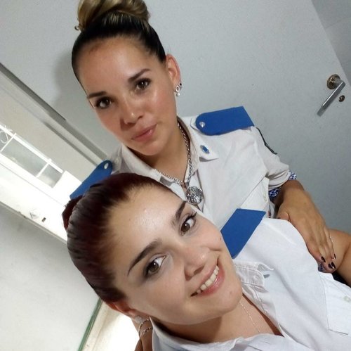 מאחור: השוטרת סלסט ג'קלין איילה בבית החולים | צילום: מתוך עמוד הפייסבוק שלה