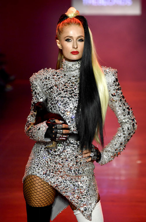 פריס הילטון בתצוגה של The Blondes בשבוע האופנה בניו יורק | צילום: Gettyimages פריס הילטון בתצוגה של The Blondes בשבוע האופנה בניו יורק | צילום: Gettyimages