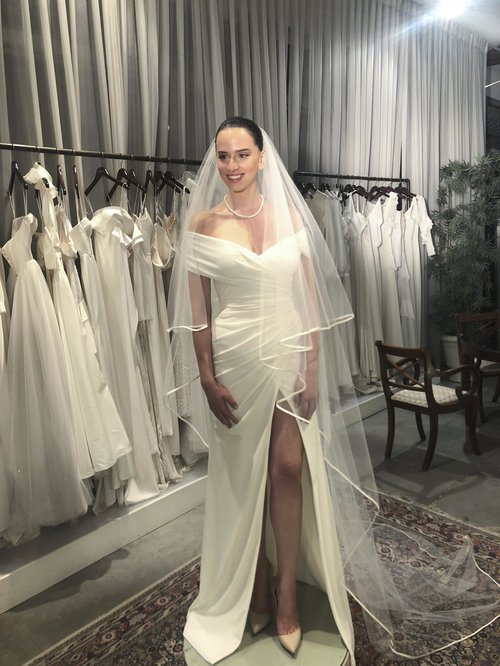 קורין גדעון מודדת שמלת כלה בסטודיו של אלון ליבנה | צילום: יח&quot;צ