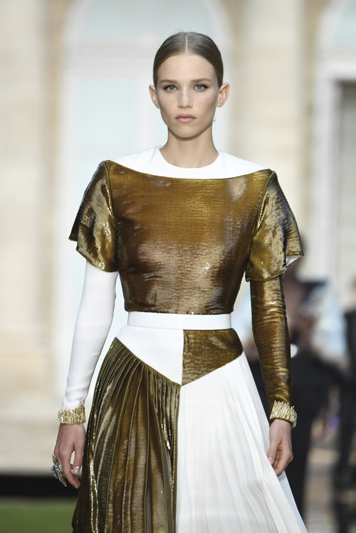 שביל באמצע בתצוגה של ז'יבנשי, חורף 2018 | צילום: Gettyimages