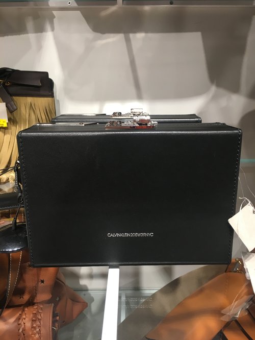 תיק של קלווין קליין, מחיר 2,400 ש"ח | צילום: אביב וינברגר