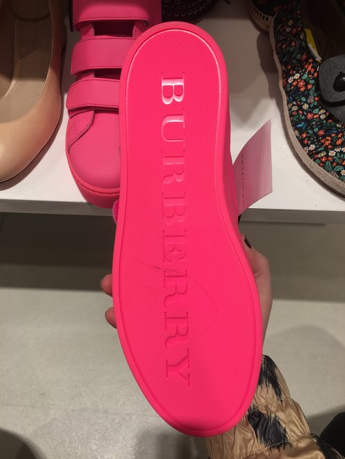 סניקרס של ברברי, מחיר 800 ש"ח | צילום: אביב וינברגר