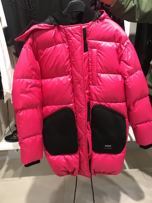 מעיל פופ של ורסוס, מחיר 1,485 ש"ח | צילום: אביב וינברגר