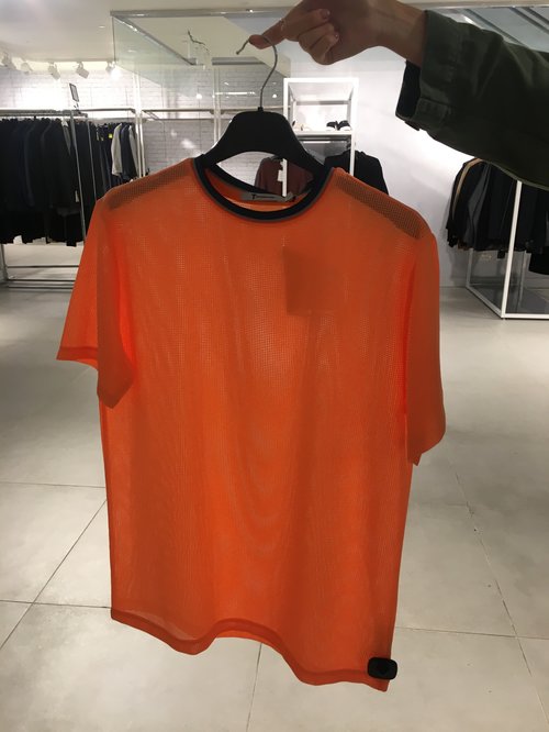 חולצה מ-T (הקו הנגיש) של אלכסנדר וונג, מחיר 279 ש"ח | צילום: אביב וינברגר