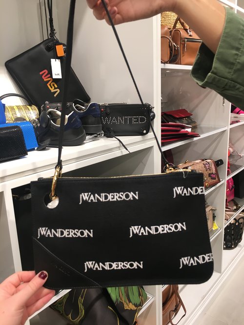 תיק של Jw Anderson, מחיר: 929 ש"ח | צילום: אביב וינברגר