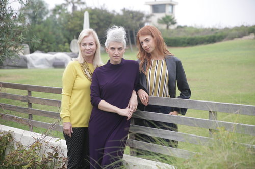 מאיה ורטהיימר עם אמא אריאלה והאחות סיון טלמור על הסט של מאיה נגרי | צילום: שוקה כהן