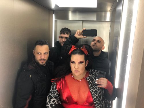 המוכשרים מאחורי הלוק: נטע ברזילי והצוות – הסטייליסט איתי בצלאלי, המאפר ערן ישראלי ומאחור המפיק נדב גזונדהייט המוכשרים מאחורי הלוק: נטע ברזילי והצוות – הסטייליסט איתי בצלאלי, המאפר ערן ישראלי ומאחור המפיק נדב גזונדהייט