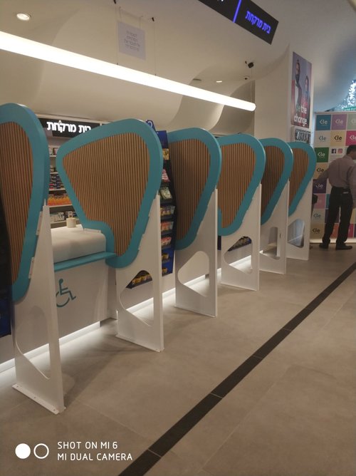 יש גם בית מרקחת, ובעמדות מקפידים על פרטיות מלאה | צילום: איריס אברמוביץ'