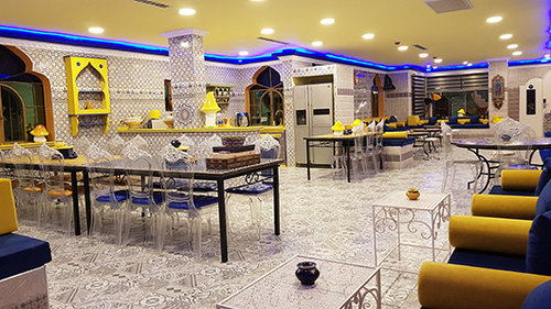 המנות העיקריות מוגשות בתוך טאג'ין קרמי דקורטיבי, כפר הנופש ביאנקיני | צילום: יח&quot;צ