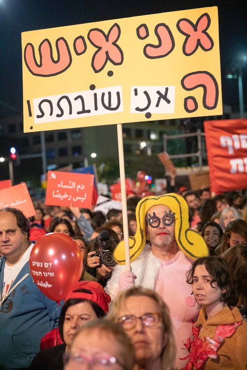 גם שושקה של האמן זאב אנגלמאייר לקחה חלק בהפגנה בכיכר רבין | צילום: דין אהרוני 