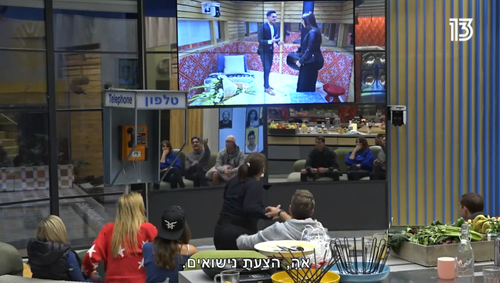 ויקי קנפו צופה בבן של ויקי קנפו מציע נישואים בבית האח הגדול | צילום מסך מ"האח הגדול VIP"