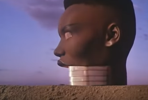 ההשראה לקליפ של נטע ברזילי. צילום מסך מהקליפ "Slave to the Rhythm" של גרייס ג'ונס ההשראה לקליפ של נטע ברזילי. צילום מסך מהקליפ "Slave to the Rhythm" של גרייס ג'ונס