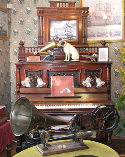 מוזיאון המוזיקה המכנית. כלי נגינה מכניים מכל העולם. צילום: מיכאל קומיסרצ'יק