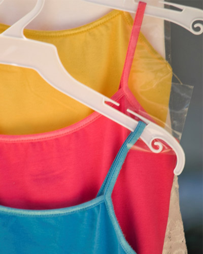 אל תפחדי לרענן את המלתחה שלך עם פריטים צבעוניים ועליזים, ולערבב ביניהם