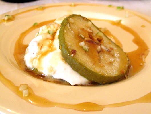 מוס דבש וזעפרן עם תפוחים בקרמל