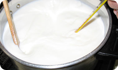 הגאווה על יצירת גבינה ביתית שווה את הדרך הארוכה אל התוצר הלבן