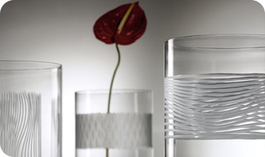 האומנים המקומיים פיתחו טכנולוגיות כמו זכוכית קריסטלית, המאופיינת בשקיפויות ובפריזמות מהפנטות עם חיתוכים מדויקים