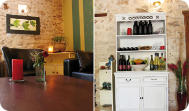  בית קפה מקסים בעל קירות אבן עבים, תריסי עץ וריהוט מתאים שנבחר בקפידה