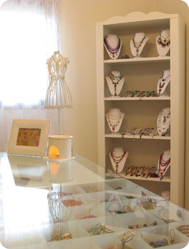 קולקציות תכשיטים המשלבות אלמנטים אתניים ייחודיים ומוצגות על פי קבוצות צבע