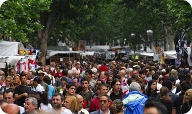 בבוקר הולכים לשוק הפשפשים, והחל מהצהריים מבלים בכיכרות באזור לטינה או סנטה אנה, עד חמש בבוקר. צילום: נפתלי הילגר