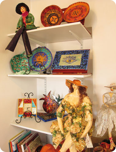 מפסלת בנייר פסלי נשים שופעות ומלאות נוכחות