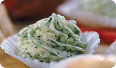 כדאי להפגין יצירתיות בשילובי הטעמים והתבלינים המתווספים לגבינות לקבלת שילובים מעניינים וניחוחות נפלאים