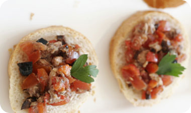 קאנאפס עגבניות, סרדינים וזיתים